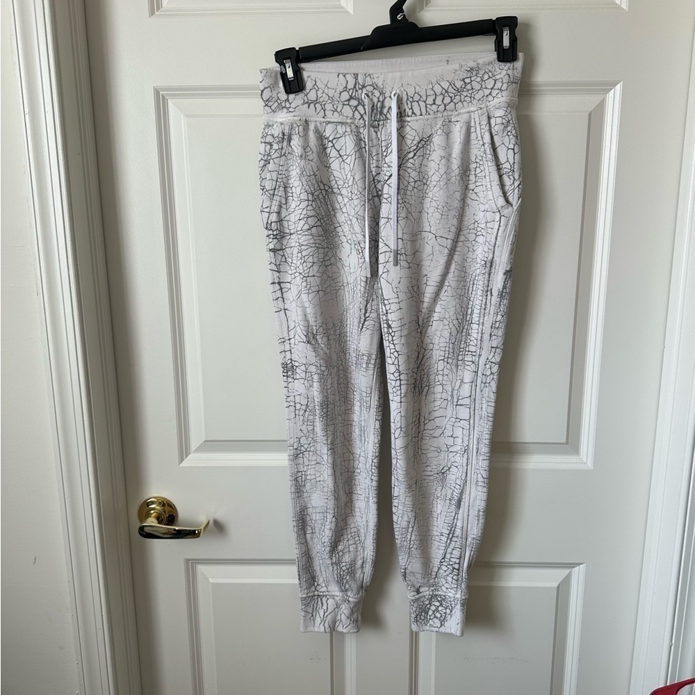 Lululemon Warm Down Jogger 7/8 Length Thread Dye White Black Size 6